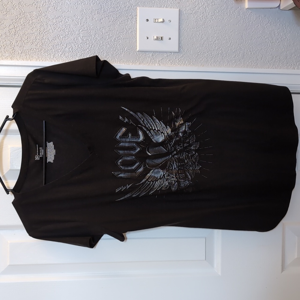 No Boundaries "Love Whatever" Black T-shirt in Size Medium